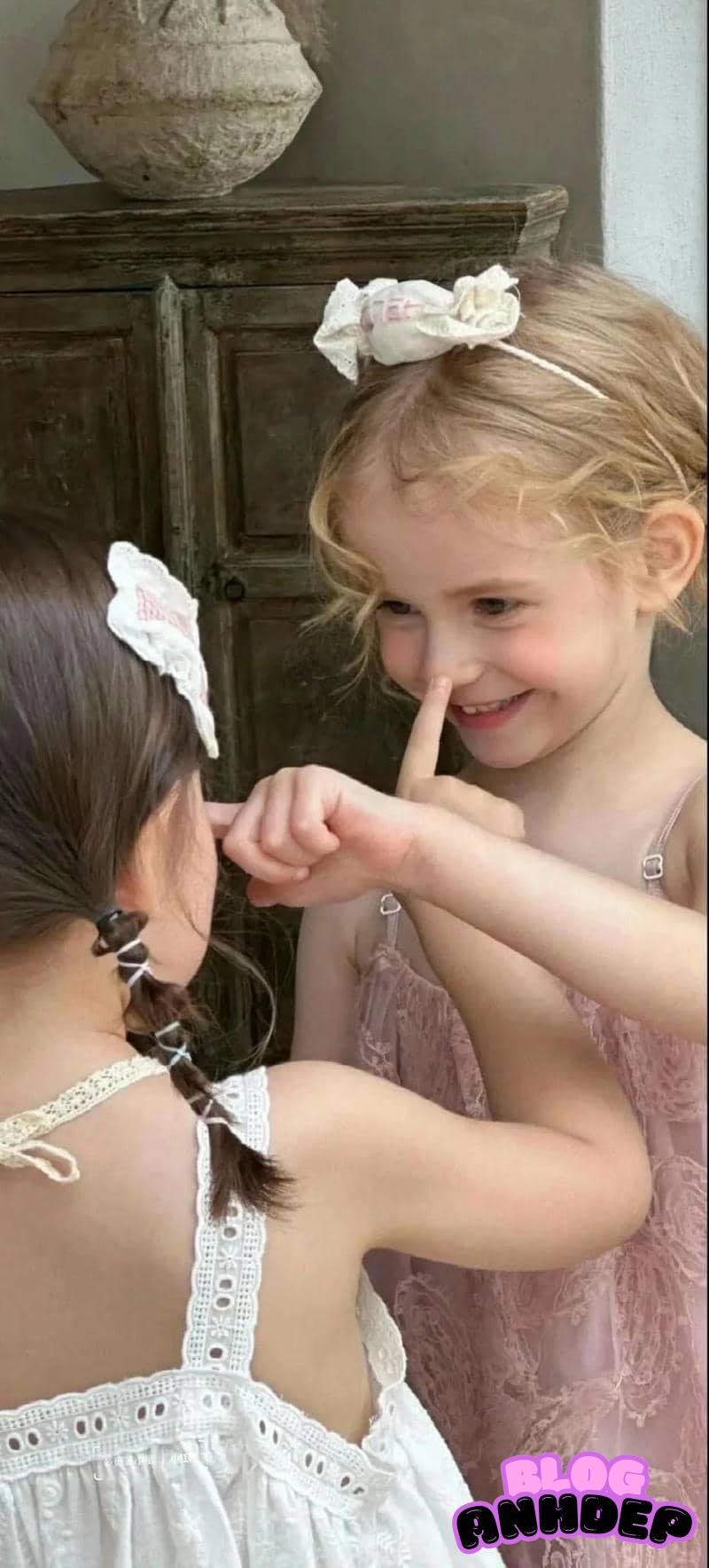 Ảnh mạng hình nền bé gái dễ thương trong sáng