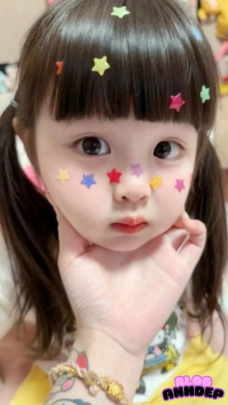 Bộ ảnh hình nền bé gái dễ thương nổi bật