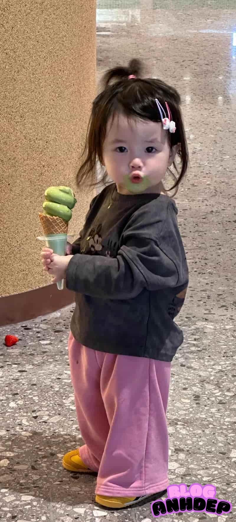 Ngắm ảnh hình nền bé gái dễ thương ngây thơ