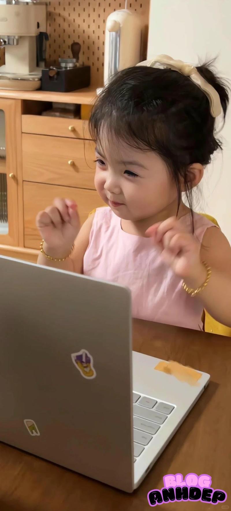 Tải ảnh hình nền bé gái dễ thương đáng yêu