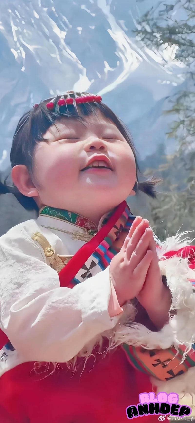 Xem ảnh hình nền bé gái dễ thương thư giãn