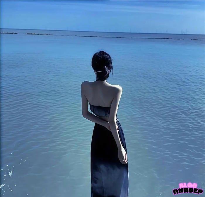 ảnh đại diện cô gái quay lưng hoàng hôn