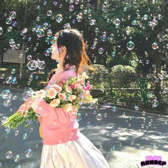 ảnh đại diện cô gái quay lưng lặng lẽ