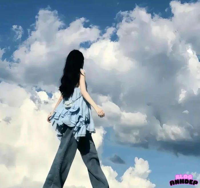 ảnh đại diện cô gái quay lưng suy tư