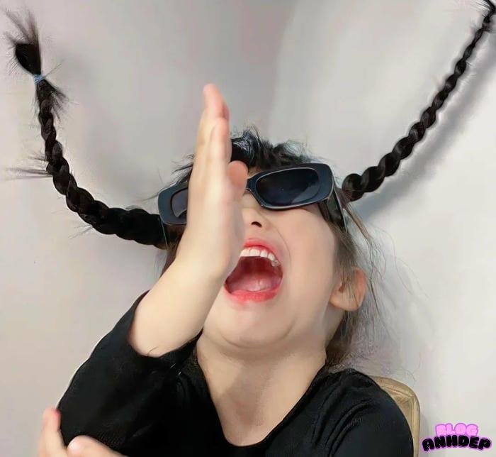 ảnh đại diện em bé đeo kính