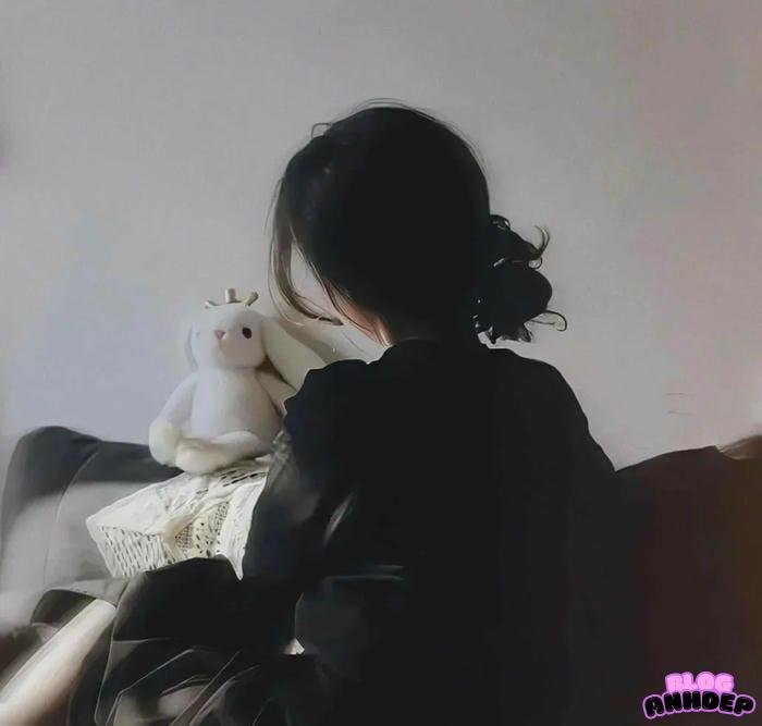 avatar cô gái quay lưng bí ẩn