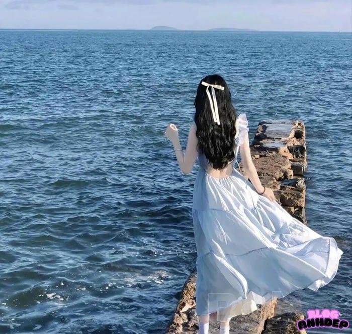 avatar cô gái quay lưng cá tính