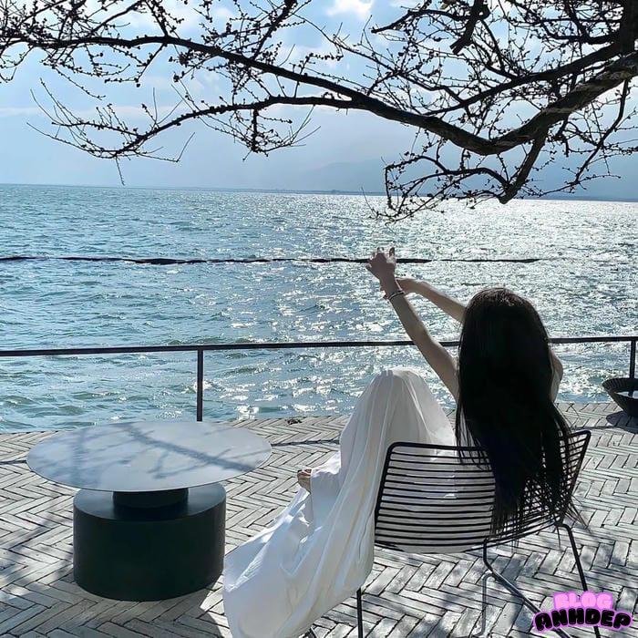 avatar cô gái quay lưng sành điệu