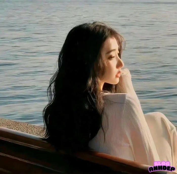 avatar cô gái quay lưng tóc dài