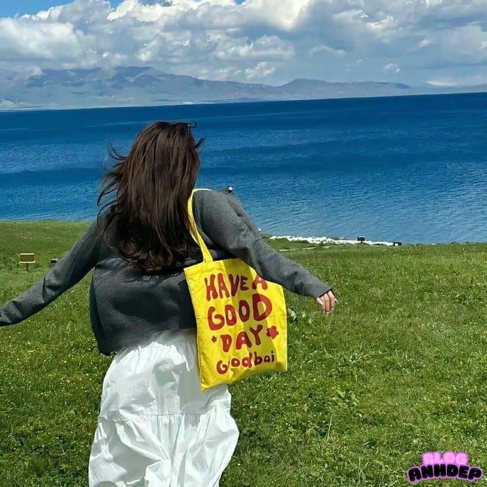 avatar cô gái quay lưng tối giản