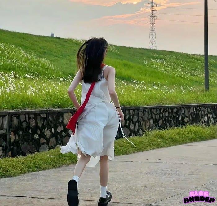 avatar cô gái quay lưng trầm mặc