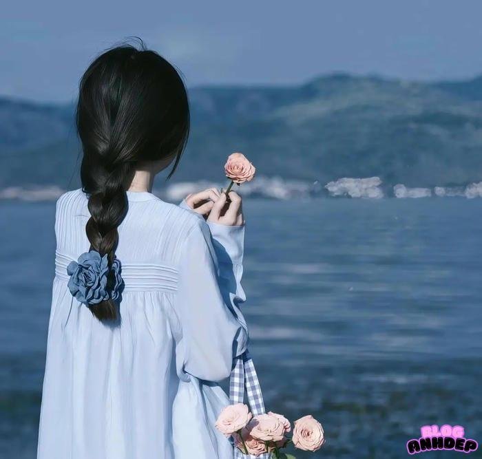 avatar cô gái quay lưng và biển