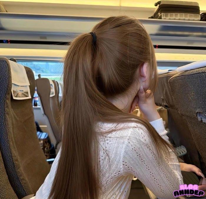 avatar facebook nữ che mặt