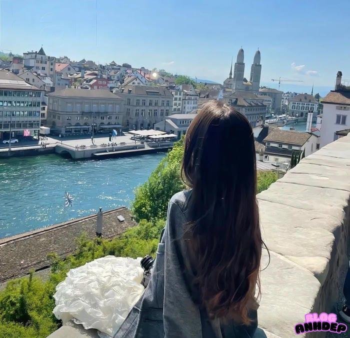 avatar facebook nữ tối giản