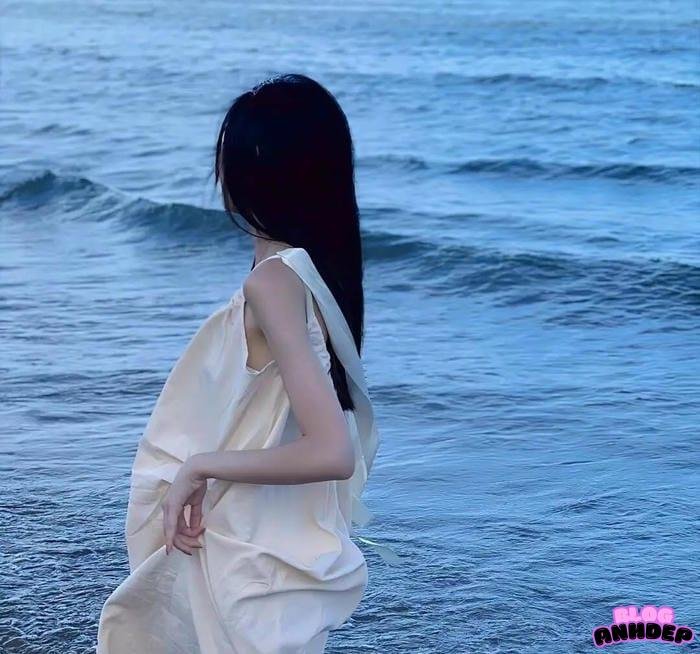 hình đại diện cô gái quay lưng